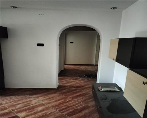 DE VANZARE APARTAMENT 3 CAMERE BARLAD